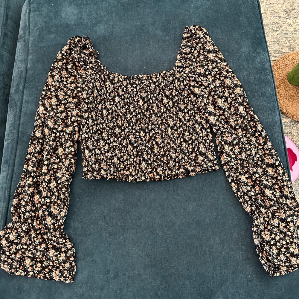black long sleeve floral top with ruched torso :)
